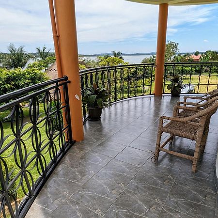 Oslo Gardens Bed & Breakfast Entebbe Ngoại thất bức ảnh