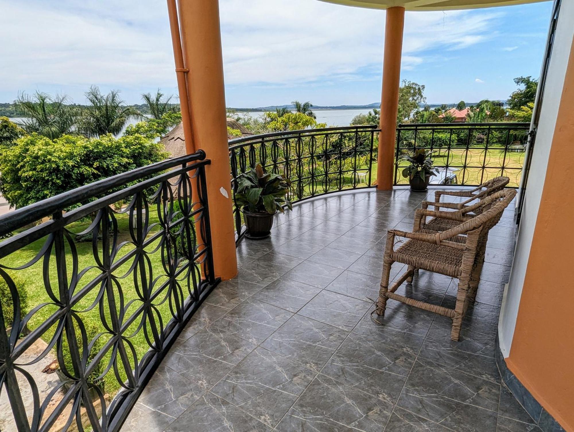 Oslo Gardens Bed & Breakfast Entebbe Ngoại thất bức ảnh