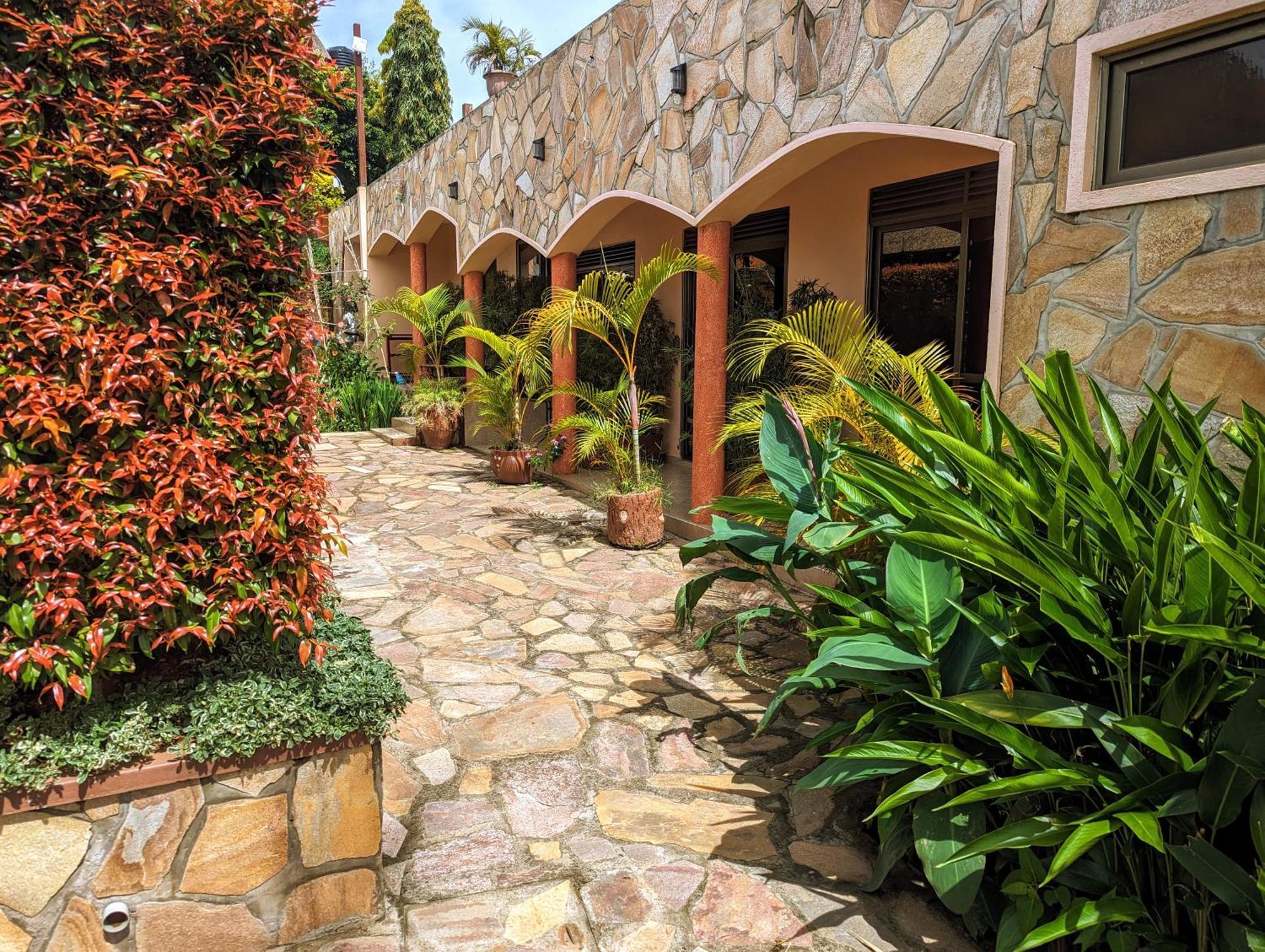 Oslo Gardens Bed & Breakfast Entebbe Ngoại thất bức ảnh