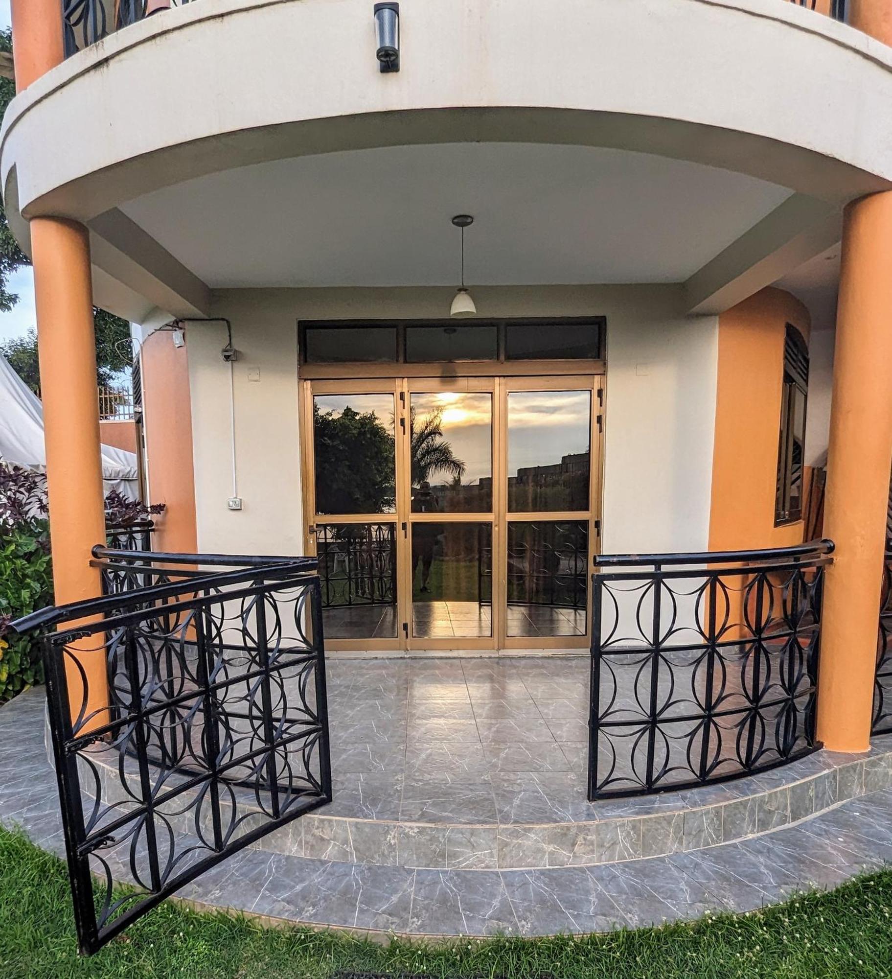 Oslo Gardens Bed & Breakfast Entebbe Ngoại thất bức ảnh