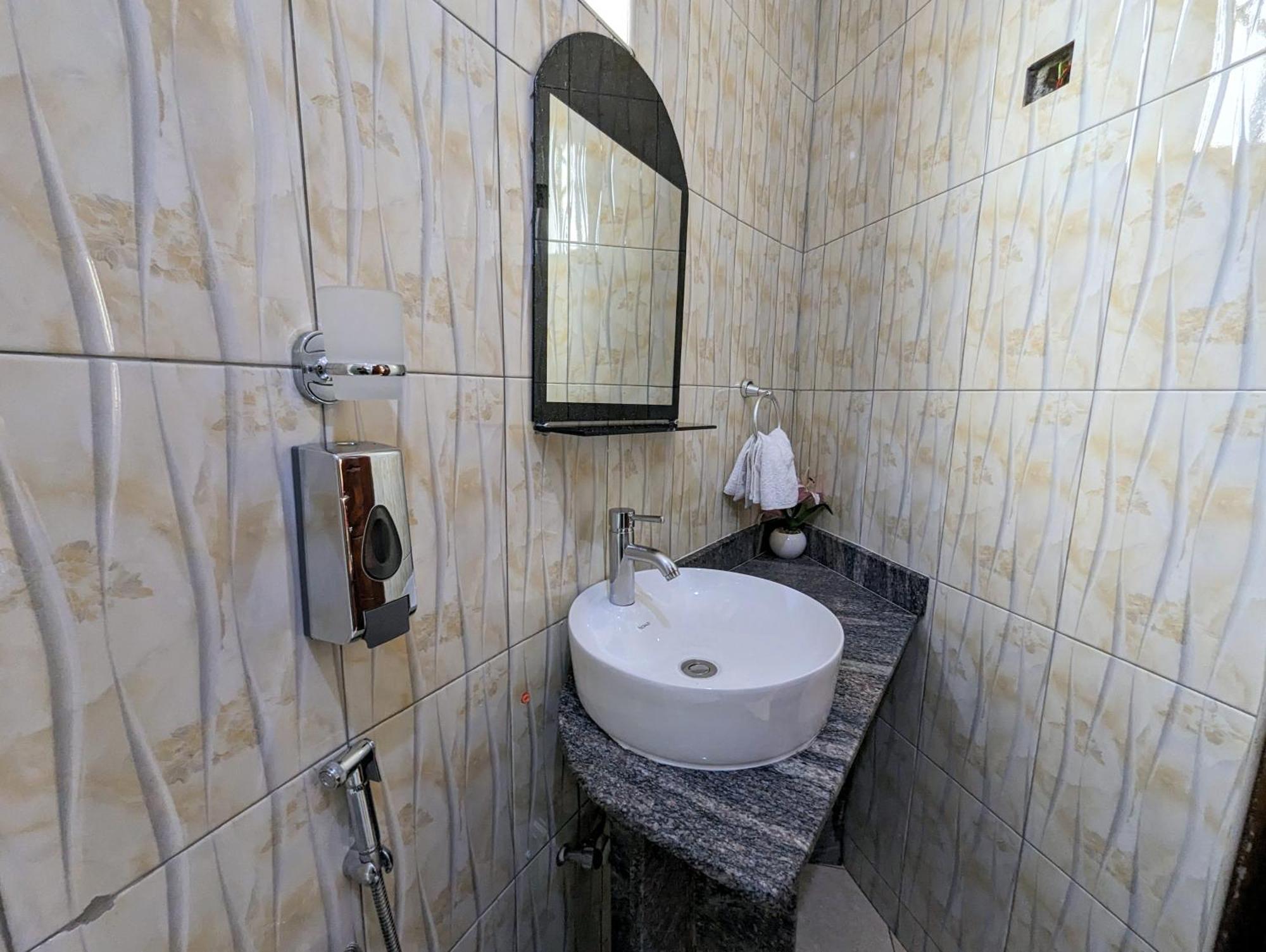 Oslo Gardens Bed & Breakfast Entebbe Ngoại thất bức ảnh