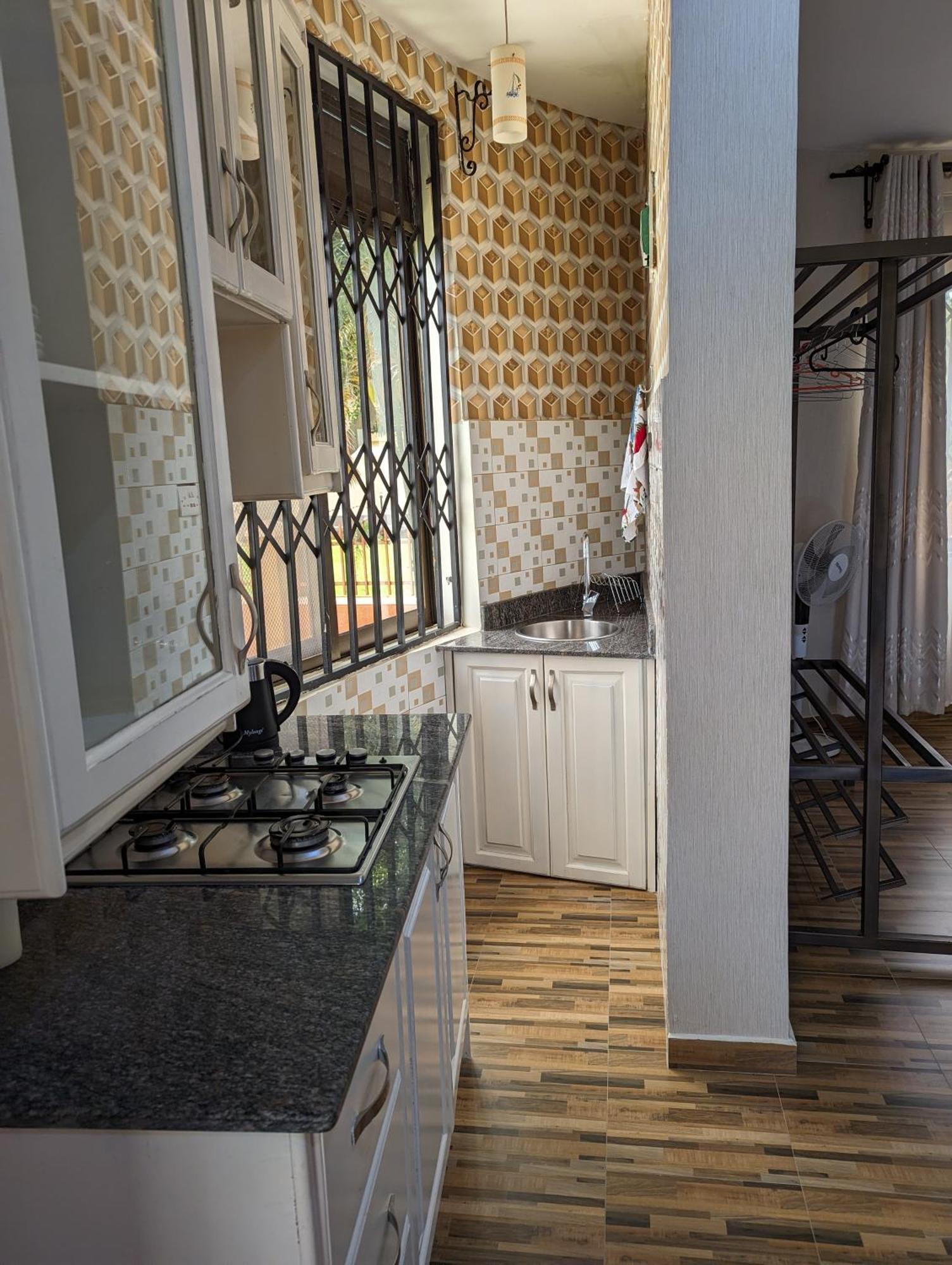Oslo Gardens Bed & Breakfast Entebbe Ngoại thất bức ảnh