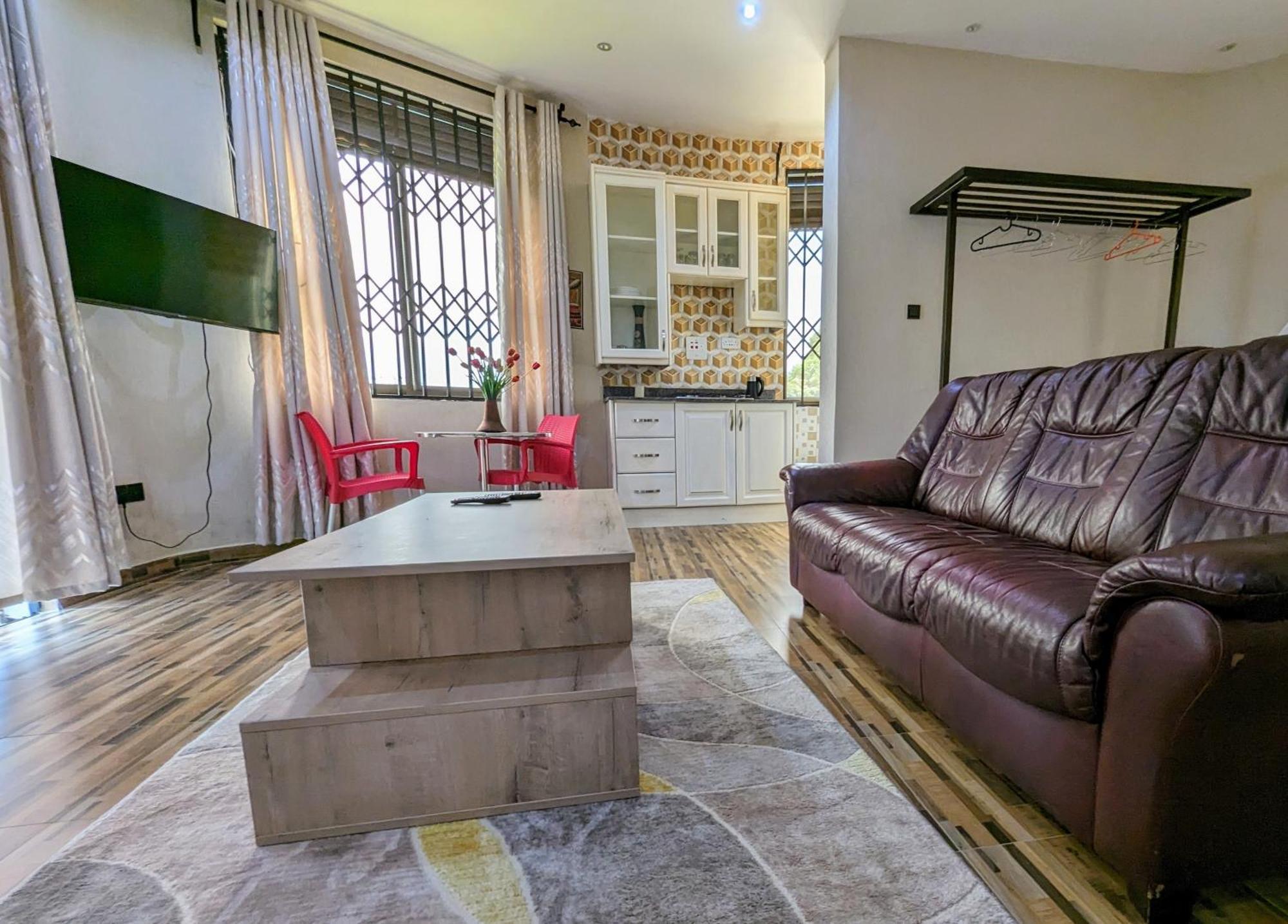 Oslo Gardens Bed & Breakfast Entebbe Ngoại thất bức ảnh