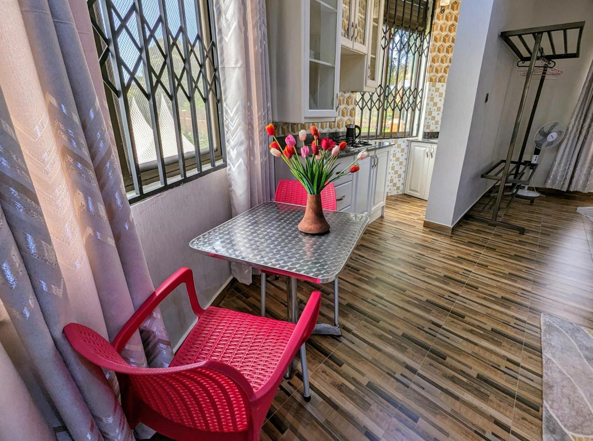 Oslo Gardens Bed & Breakfast Entebbe Ngoại thất bức ảnh