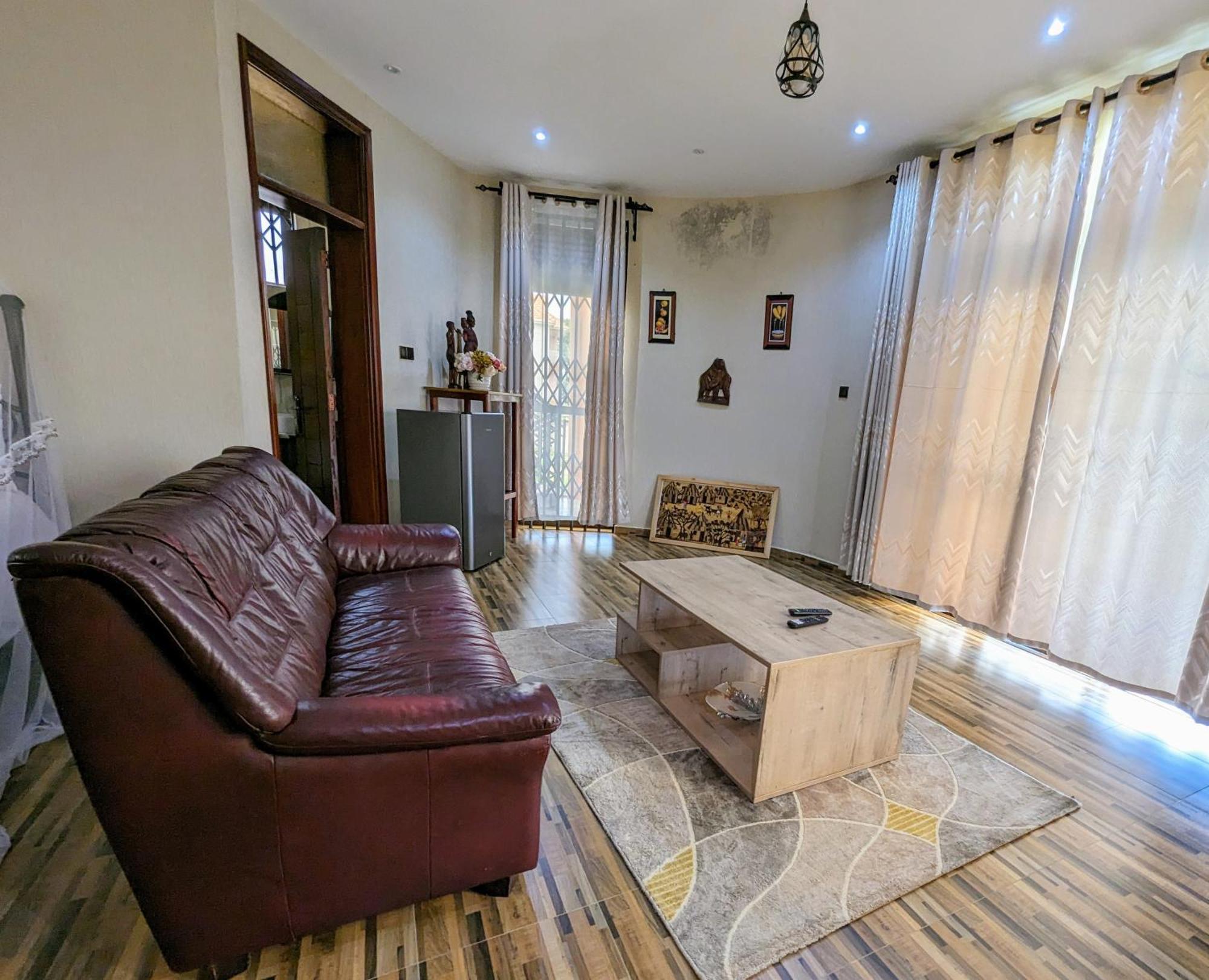 Oslo Gardens Bed & Breakfast Entebbe Ngoại thất bức ảnh