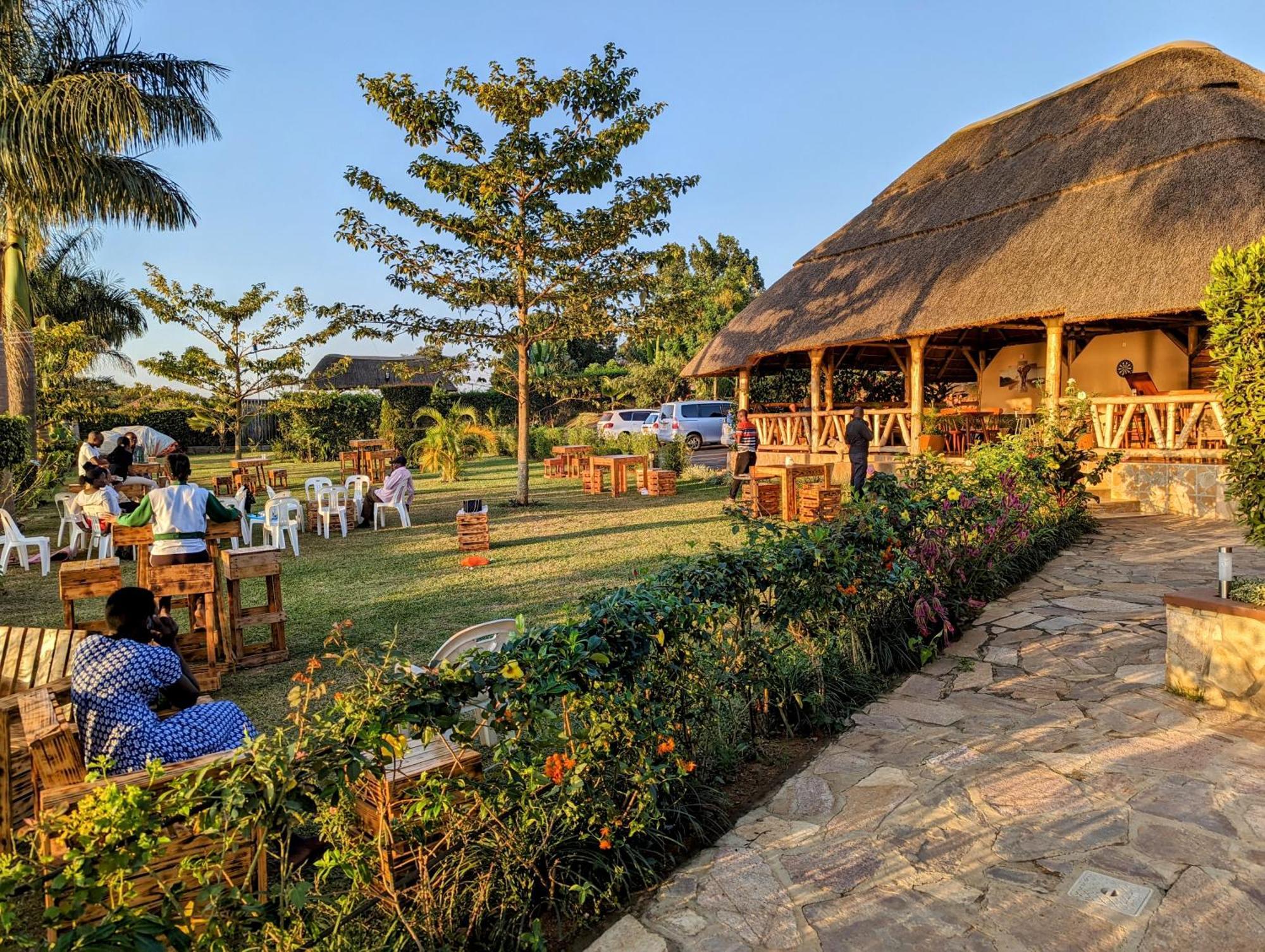 Oslo Gardens Bed & Breakfast Entebbe Ngoại thất bức ảnh