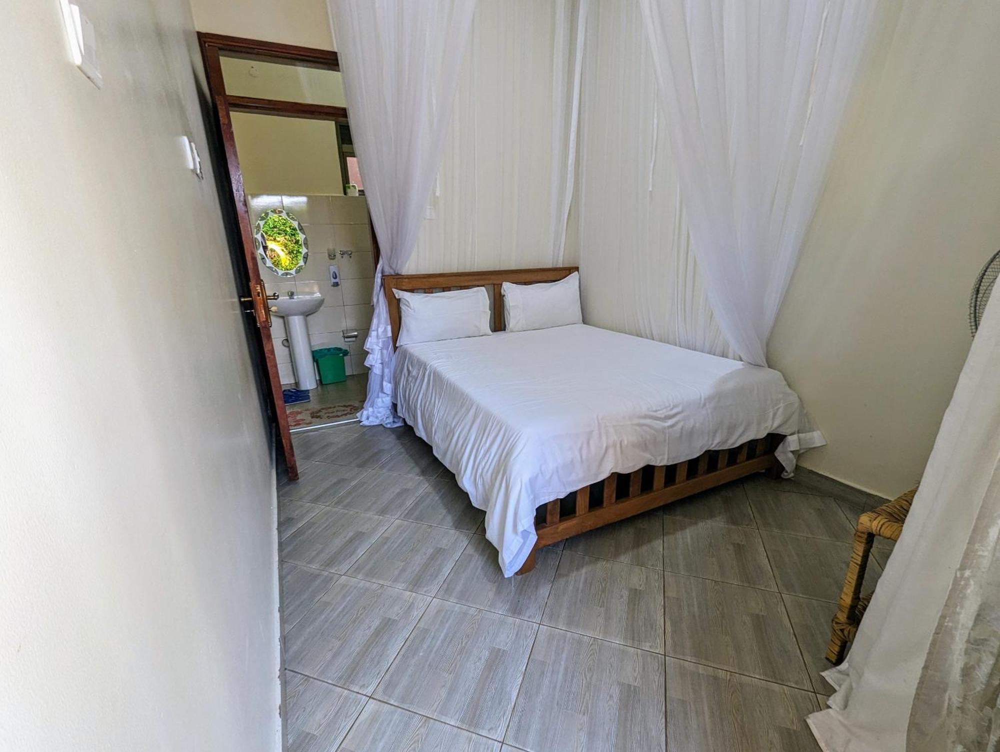 Oslo Gardens Bed & Breakfast Entebbe Ngoại thất bức ảnh