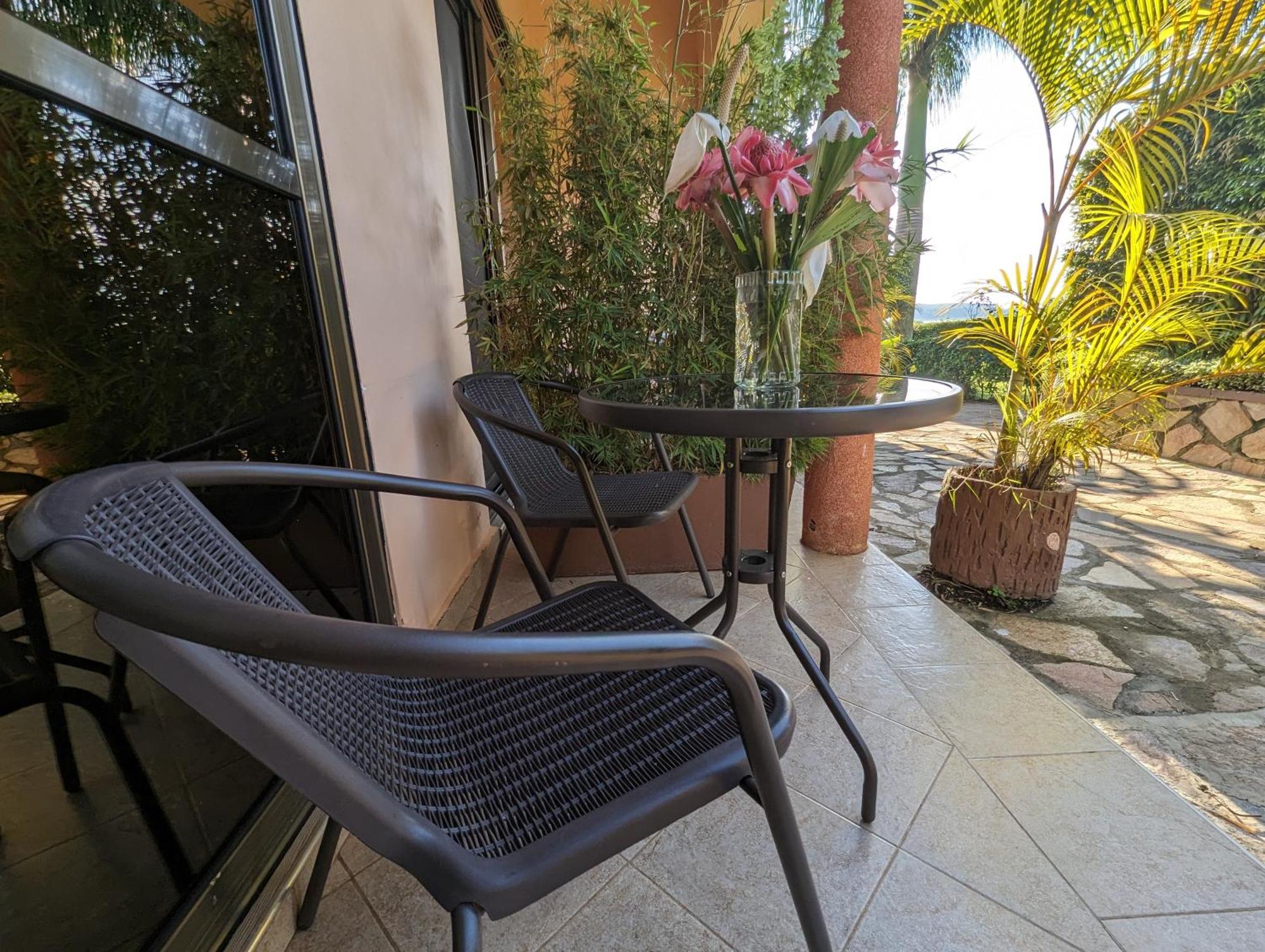 Oslo Gardens Bed & Breakfast Entebbe Ngoại thất bức ảnh