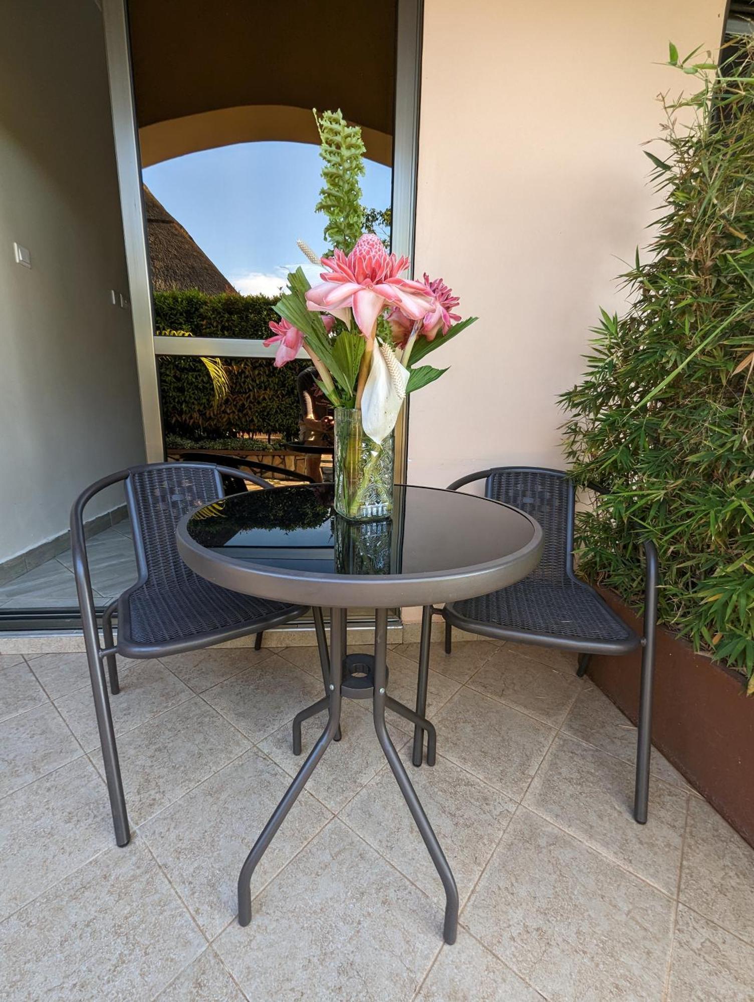 Oslo Gardens Bed & Breakfast Entebbe Ngoại thất bức ảnh