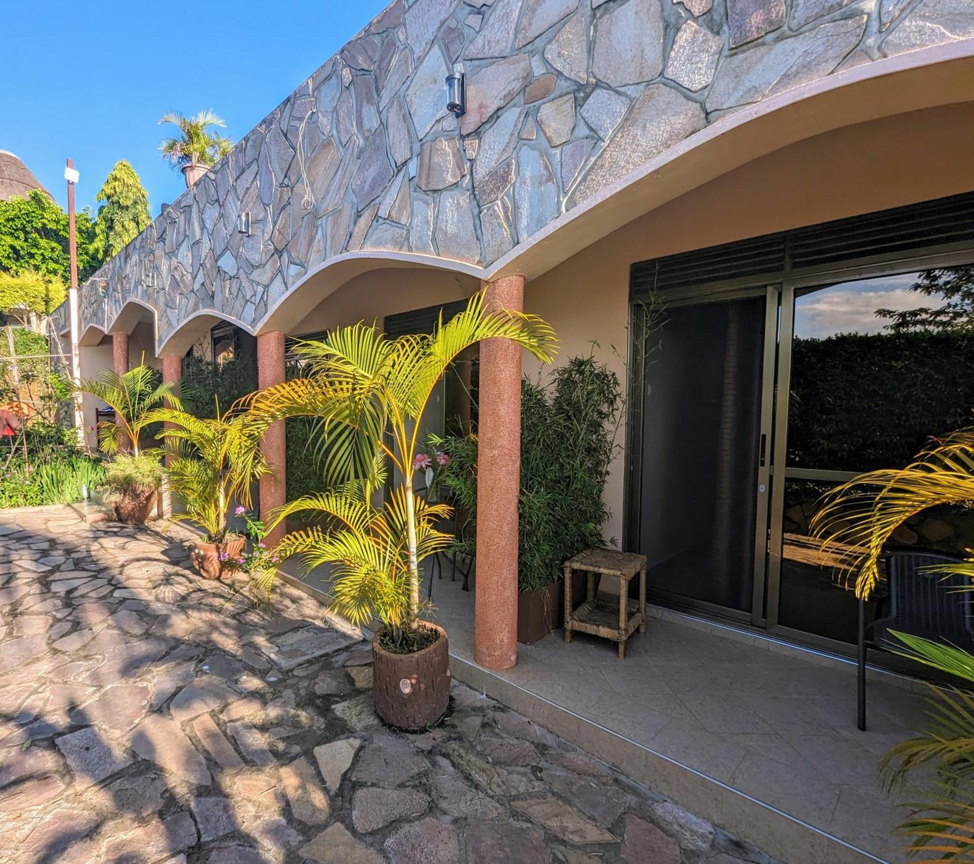 Oslo Gardens Bed & Breakfast Entebbe Ngoại thất bức ảnh